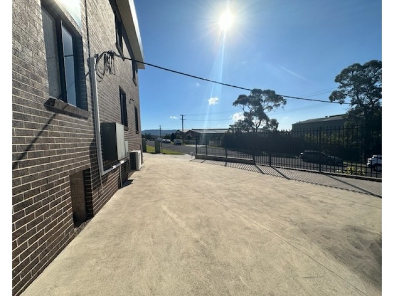 42b Lady Penrhyn Drive, Unanderra NSW 2526