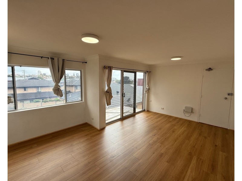 6/8 Myrtle Street, Coniston NSW 2500