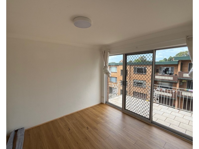 6/8 Myrtle Street, Coniston NSW 2500