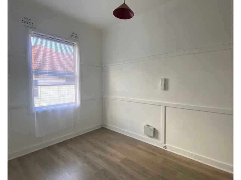 2/18 Myrtle Street, Coniston NSW 2500