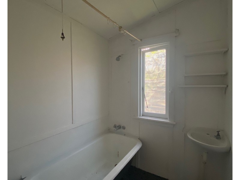 2/18 Myrtle Street, Coniston NSW 2500