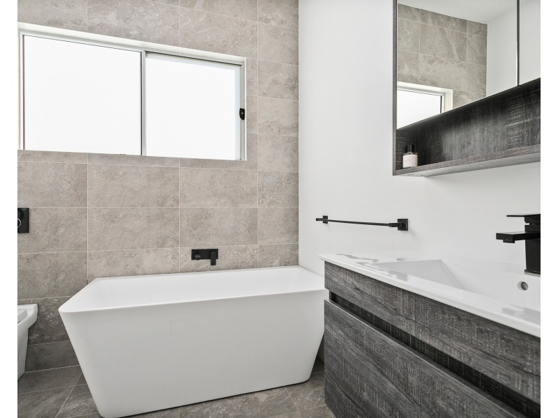 15b Backhouse Road, Lake Heights NSW 2502