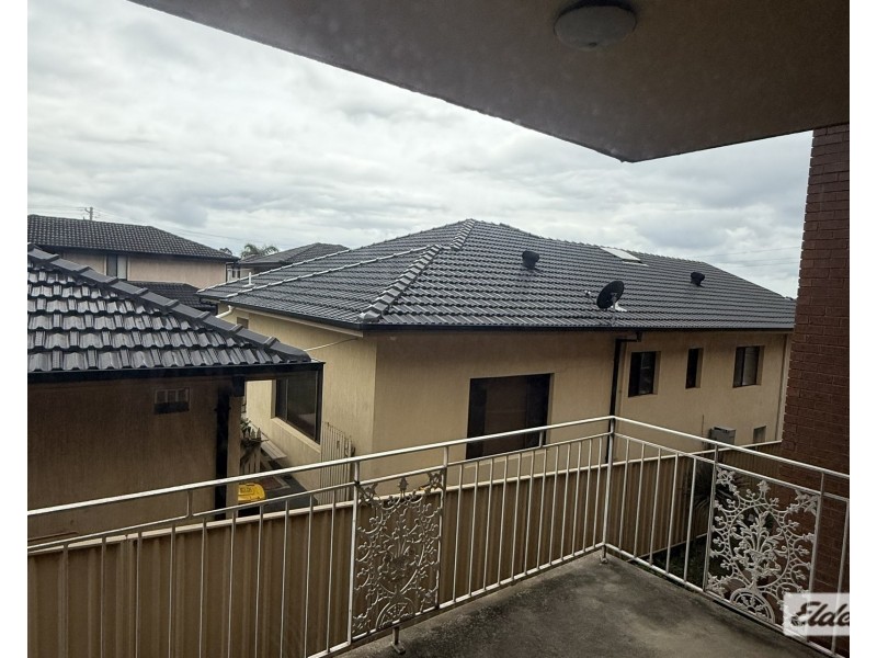 3/8 Myrtle Street, Coniston NSW 2500