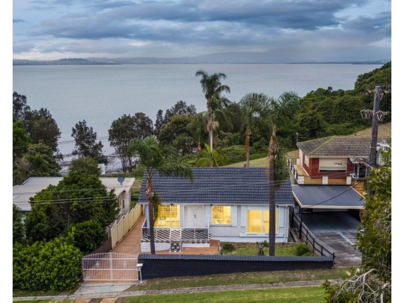 139 Northcliffe Drive, Lake Heights NSW 2502