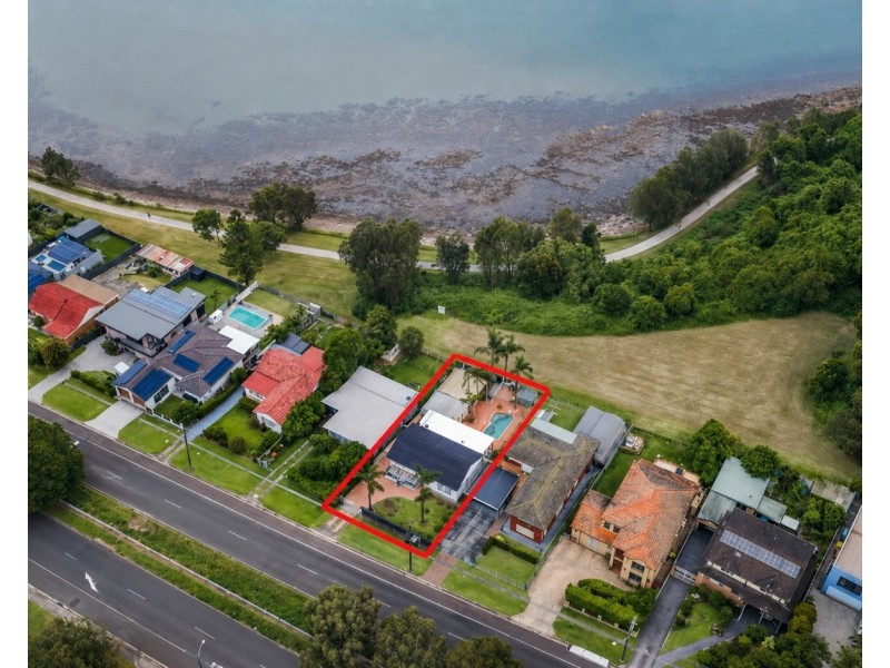 139 Northcliffe Drive, Lake Heights NSW 2502
