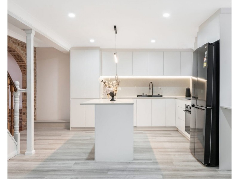 139 Northcliffe Drive, Lake Heights NSW 2502