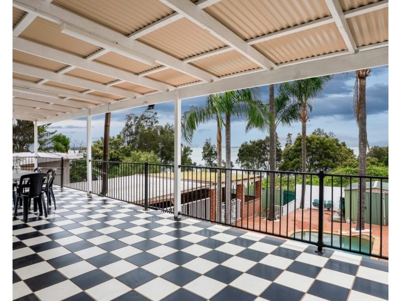 139 Northcliffe Drive, Lake Heights NSW 2502