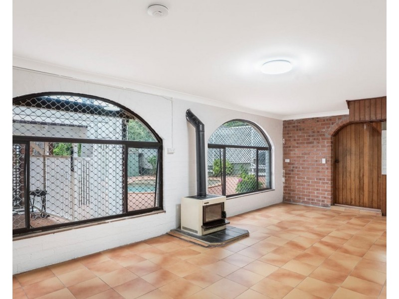 139 Northcliffe Drive, Lake Heights NSW 2502