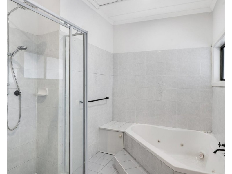 139 Northcliffe Drive, Lake Heights NSW 2502