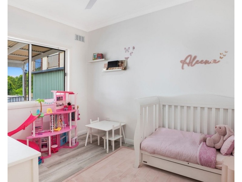 139 Northcliffe Drive, Lake Heights NSW 2502