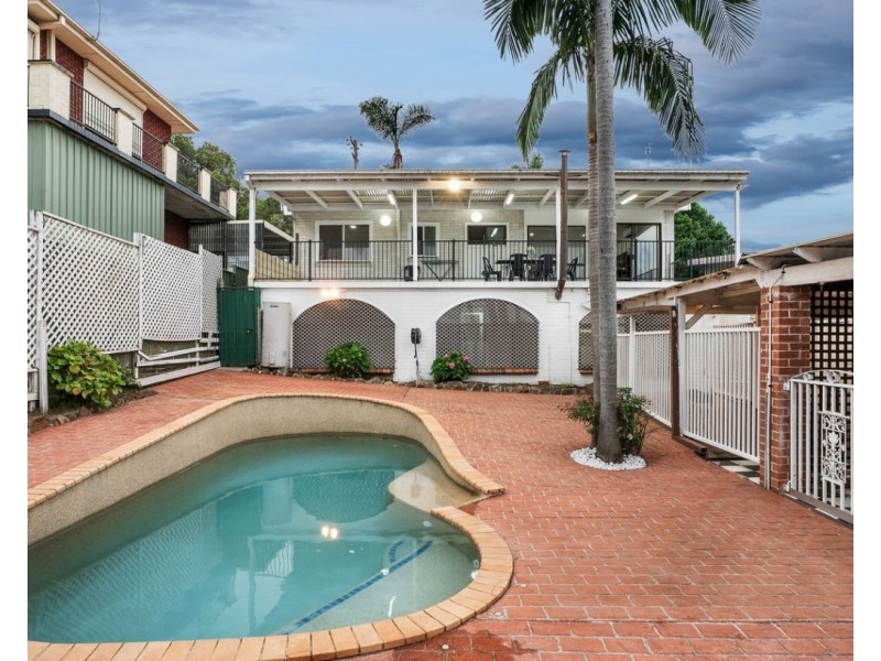 139 Northcliffe Drive, Lake Heights NSW 2502
