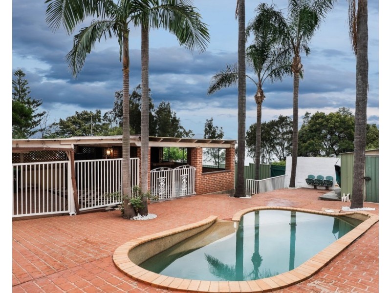 139 Northcliffe Drive, Lake Heights NSW 2502
