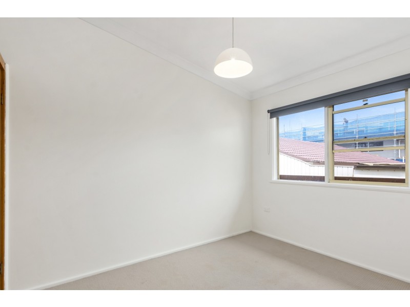 2/4 Hamilton Road, Thirroul NSW 2515