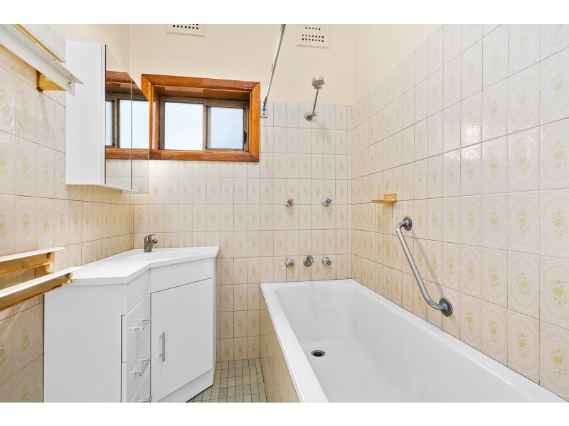 37 Rowland Avenue, Wollongong NSW 2500