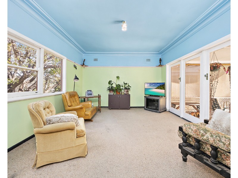 16 Roxburgh Avenue, Thirroul NSW 2515