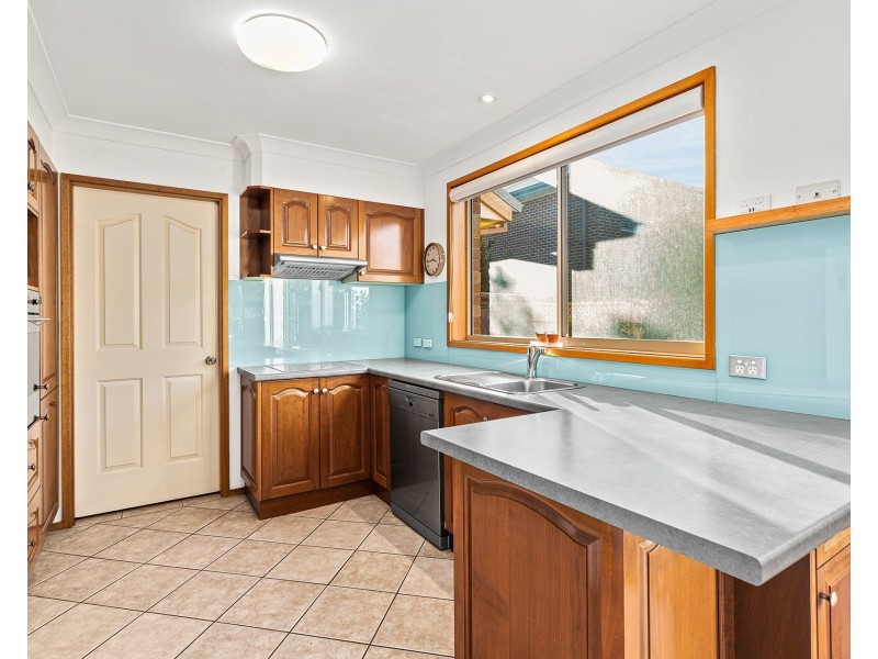 2/11 McCauley Street, Thirroul NSW 2515