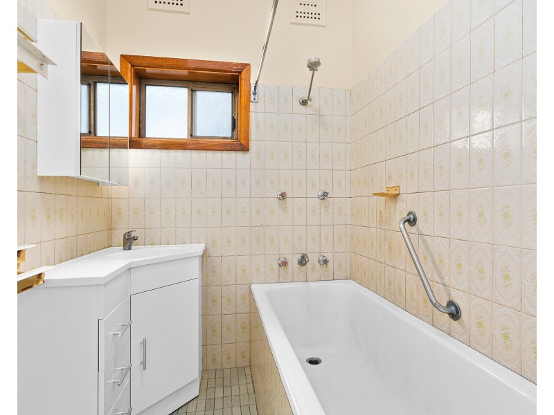 37 Rowland Avenue, Wollongong NSW 2500