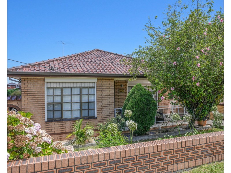 173 Flagstaff Road, Lake Heights NSW 2502
