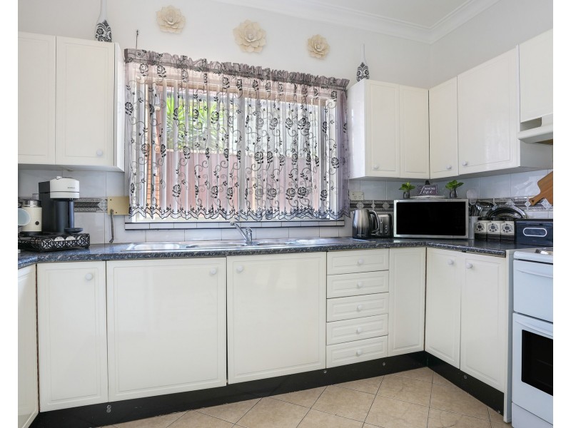 173 Flagstaff Road, Lake Heights NSW 2502