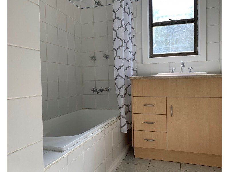 15 Robertson Street, Coniston NSW 2500