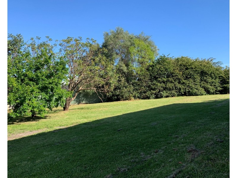 15 Robertson Street, Coniston NSW 2500