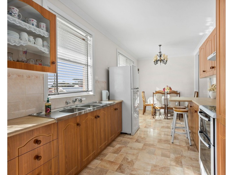 42 Boronia Avenue, Windang NSW 2528