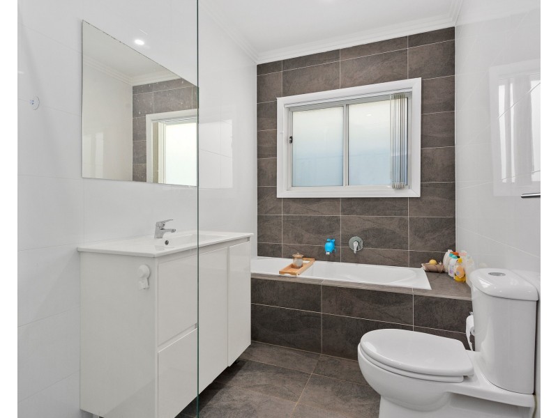 91 B Whimbrel Avenue, Lake Heights NSW 2502