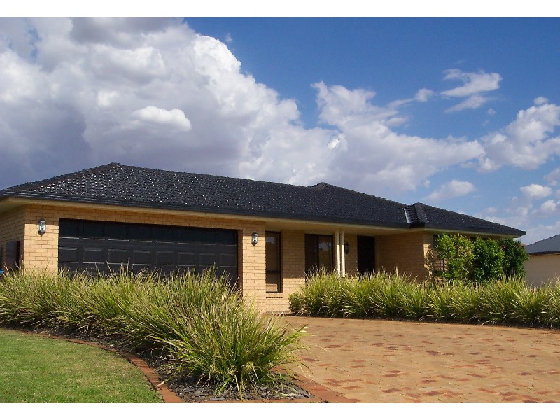 2 Lochlomond Way, Dubbo NSW 2830
