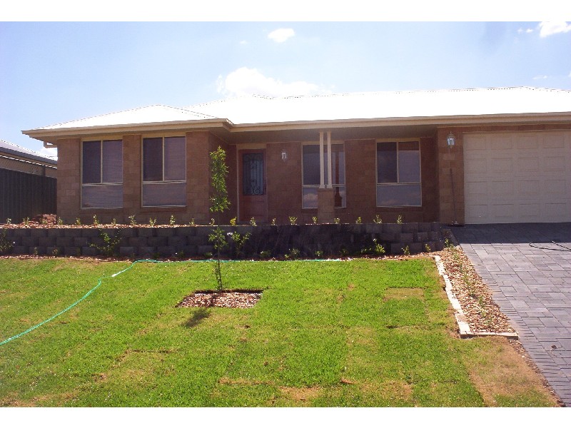 8 Merion Way, Dubbo NSW 2830