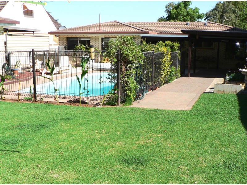 8 Beveridge Crescent, Dubbo NSW 2830