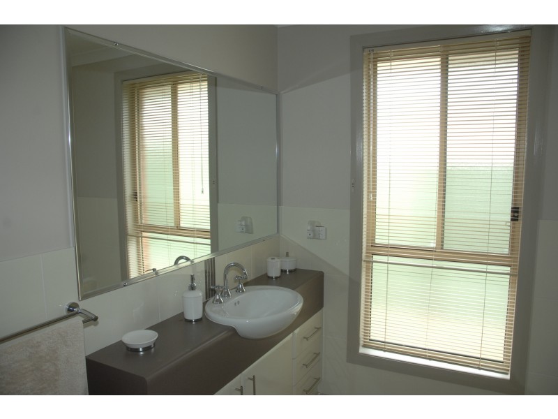 8 Peel Place, Dubbo NSW 2830