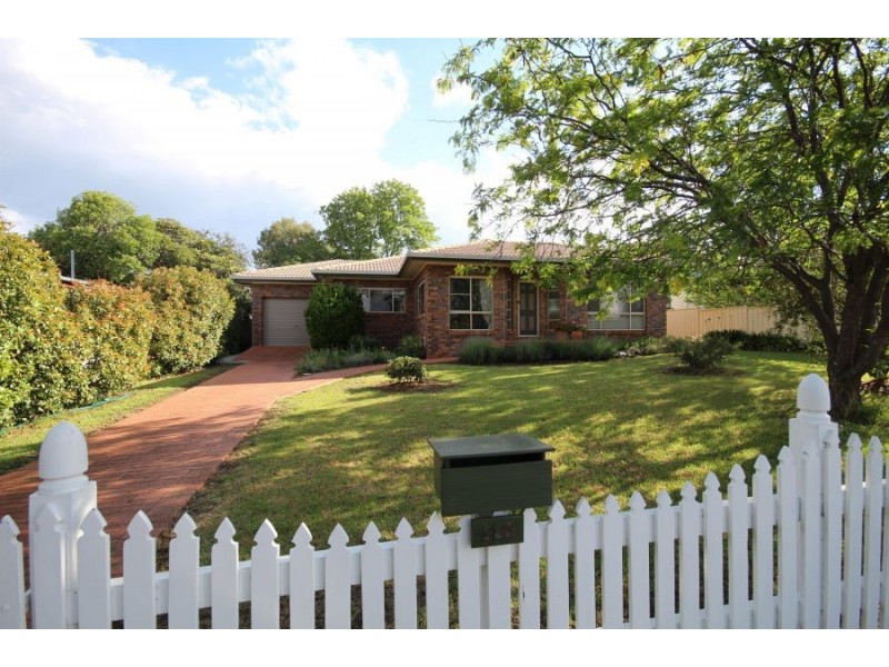 113 Molesworth Street, Tenterfield NSW 2372