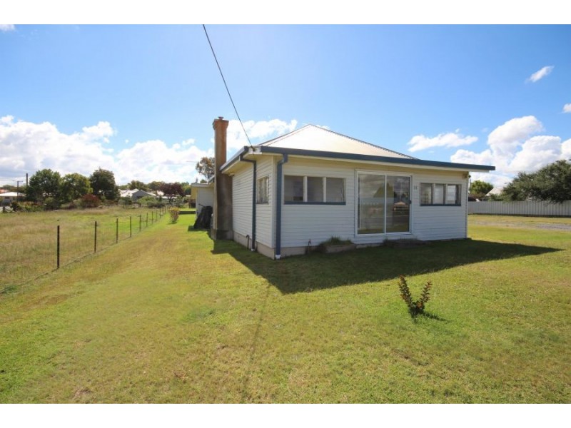 76 Pelham Street, Tenterfield NSW 2372