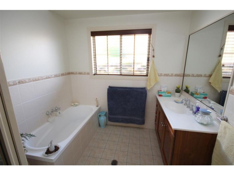 56 Petre Street, Tenterfield NSW 2372