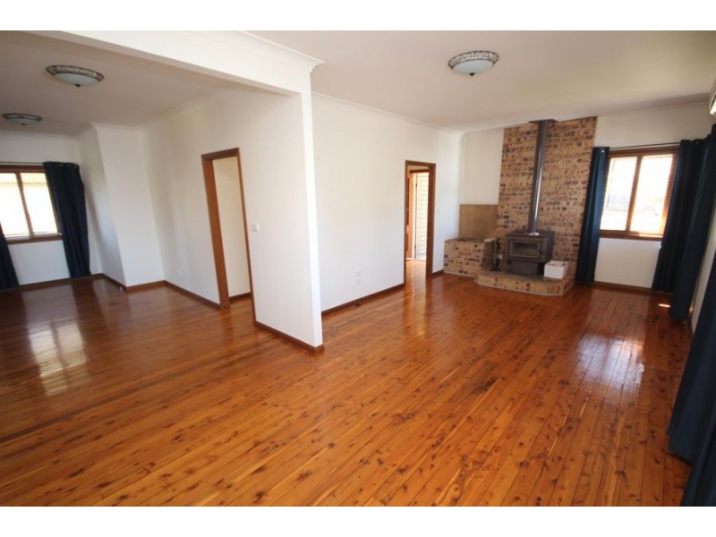 65 Molesworth Street, Tenterfield NSW 2372