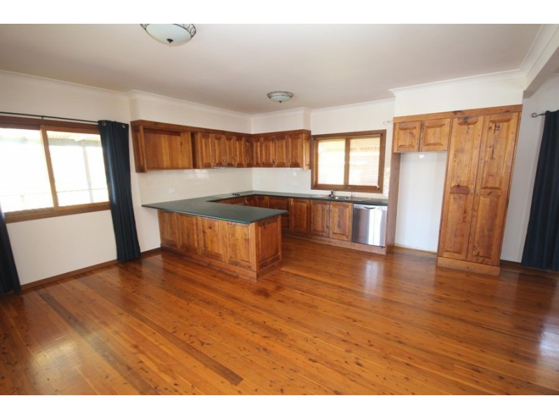 65 Molesworth Street, Tenterfield NSW 2372