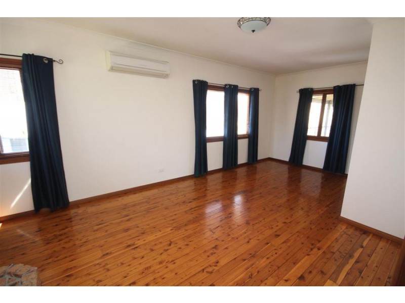 65 Molesworth Street, Tenterfield NSW 2372