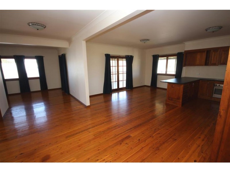 65 Molesworth Street, Tenterfield NSW 2372