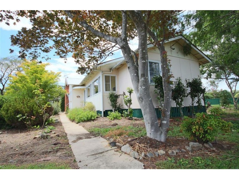 33 Logan Street, Tenterfield NSW 2372