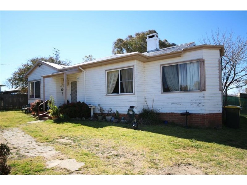36 Railway Avenue, Tenterfield NSW 2372