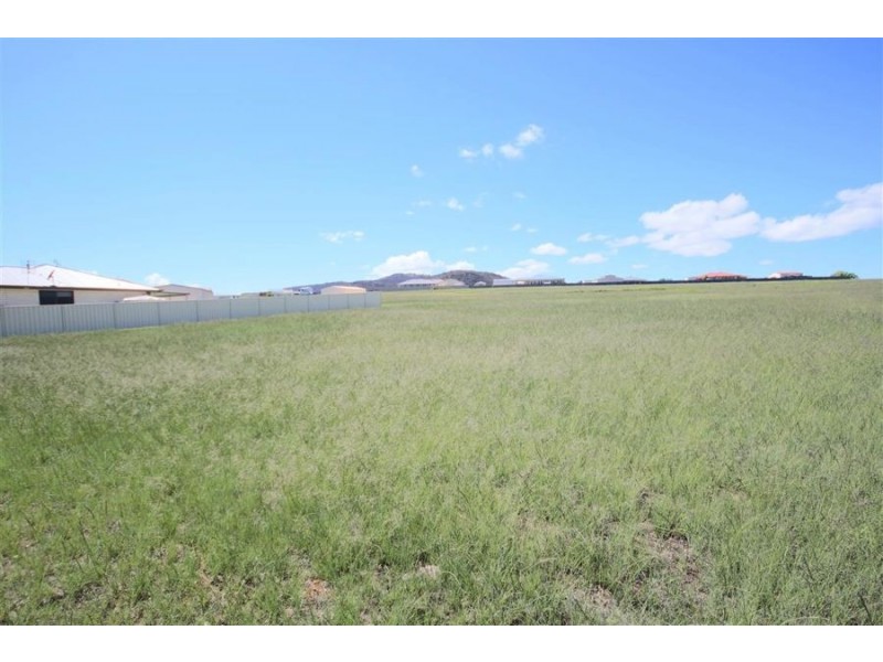 12 Parkes Drive, Tenterfield NSW 2372
