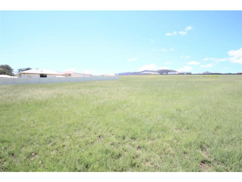 12 Parkes Drive, Tenterfield NSW 2372