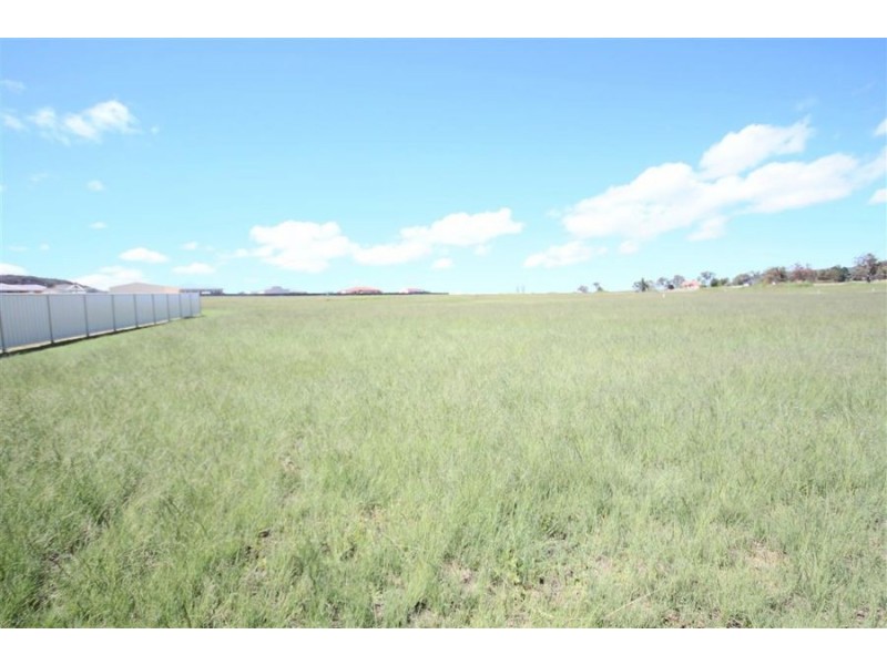 12 Parkes Drive, Tenterfield NSW 2372