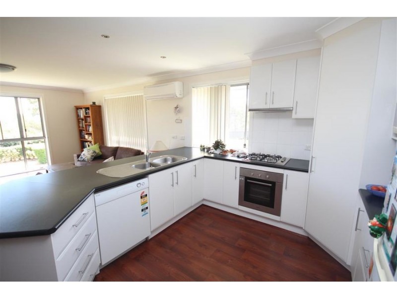 11 Parkes Drive, Tenterfield NSW 2372