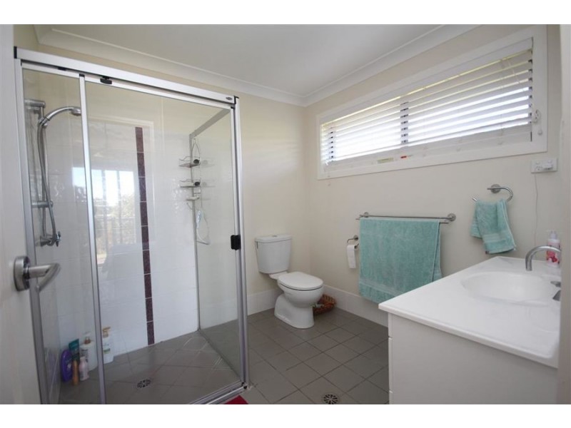 11 Parkes Drive, Tenterfield NSW 2372