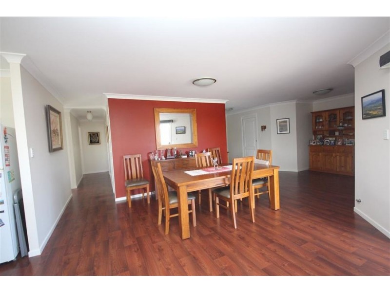 11 Parkes Drive, Tenterfield NSW 2372