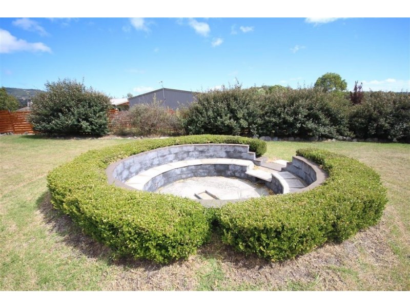 11 Parkes Drive, Tenterfield NSW 2372