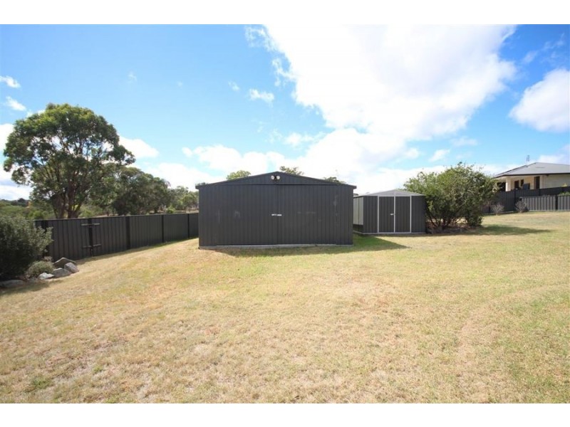 11 Parkes Drive, Tenterfield NSW 2372