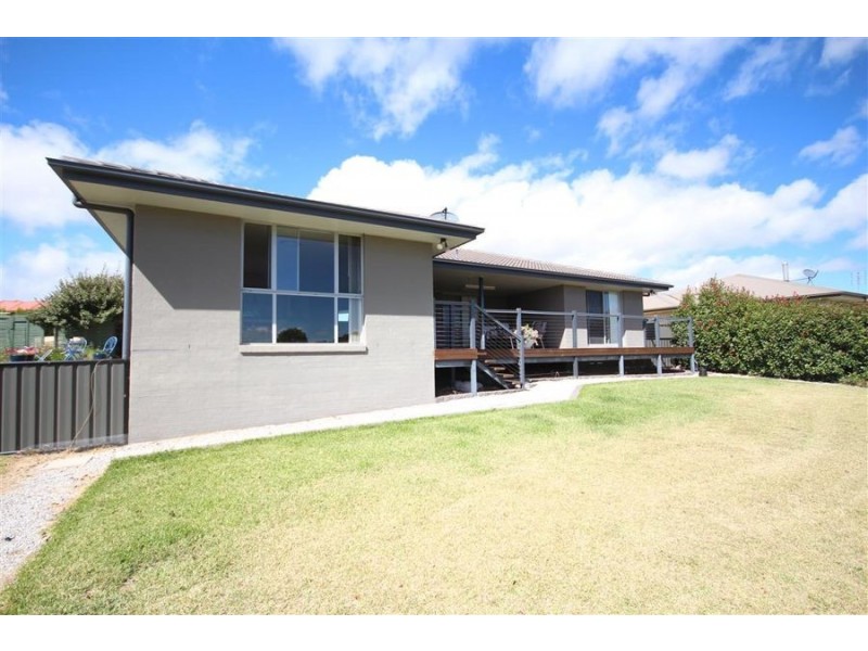 11 Parkes Drive, Tenterfield NSW 2372