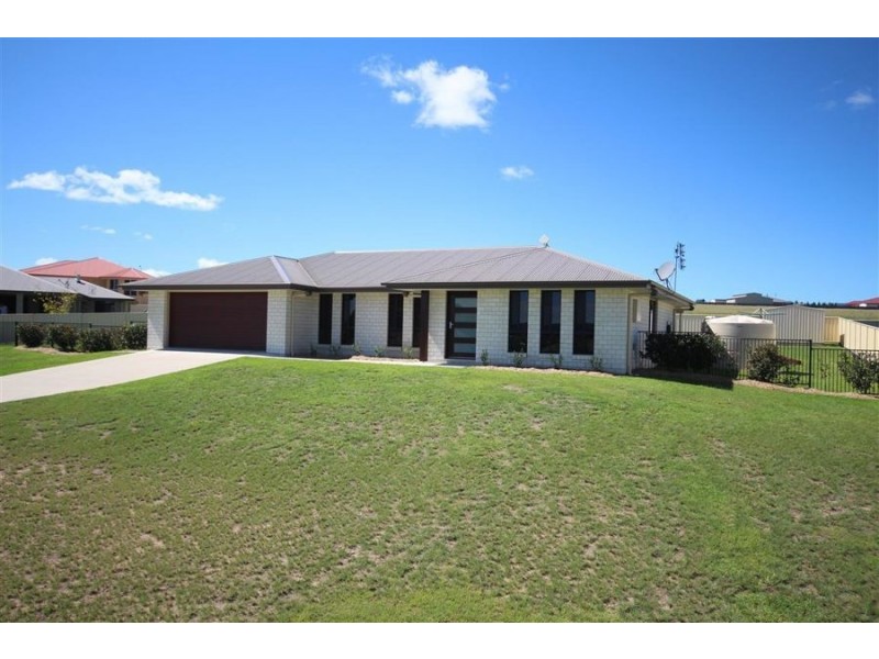 14 Parkes Drive, Tenterfield NSW 2372